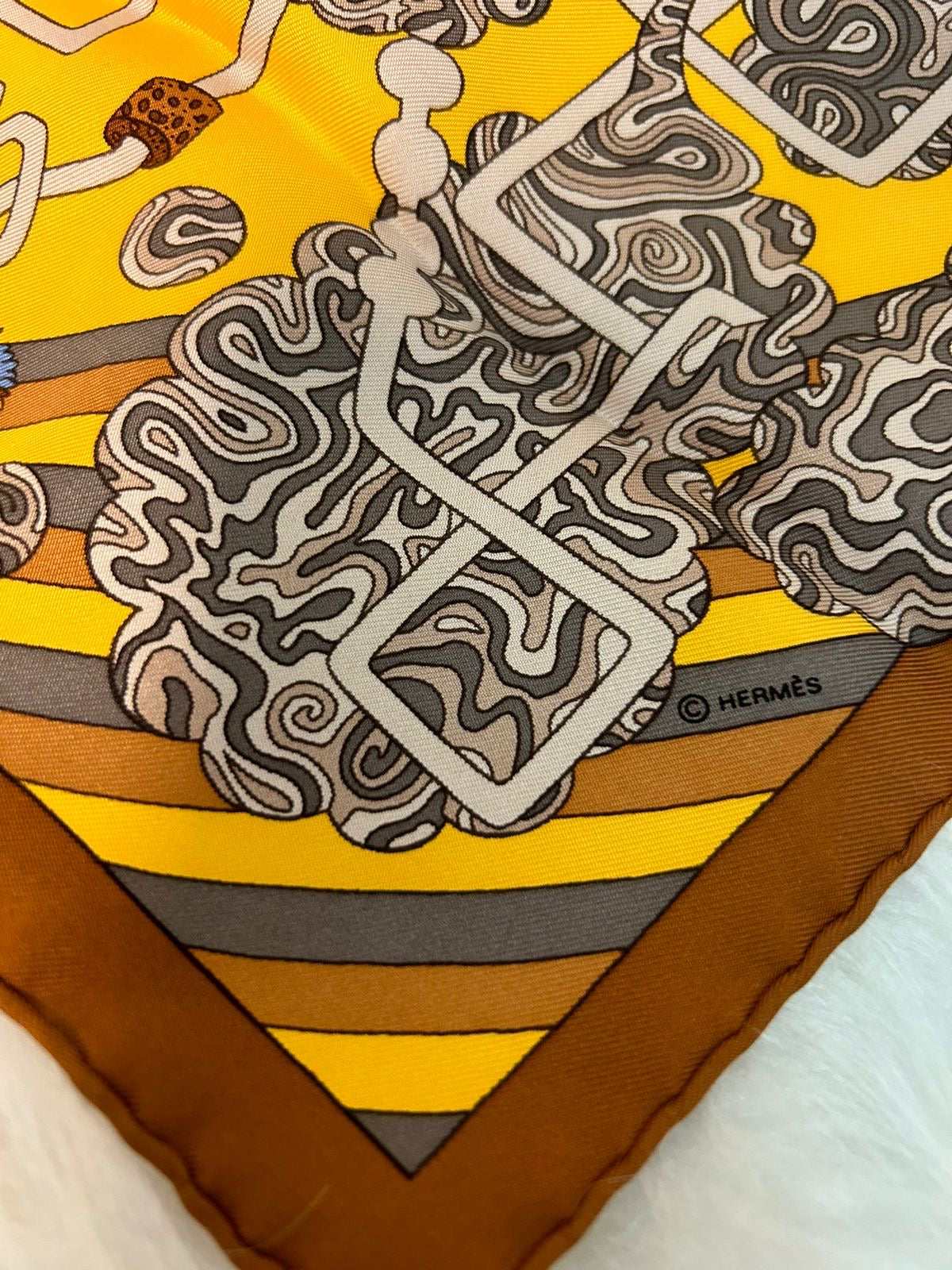 LENÇO HERMES SEDA PURA 40 X 40